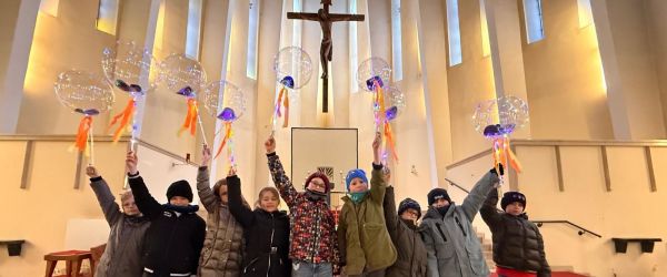 vorstellungsgottesdienst-ek-2026-mit-luftballons-600x250-crop-49-41.jpg