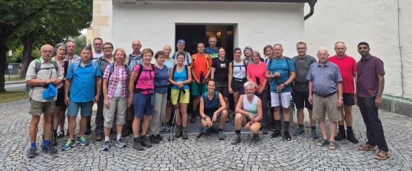 Die Wandergruppe vor der Pfarrkirche Markersdorf mit Kaplan Sojan Thomas, der vor dem Abmarsch den Wallfahrts-Segen spendete.