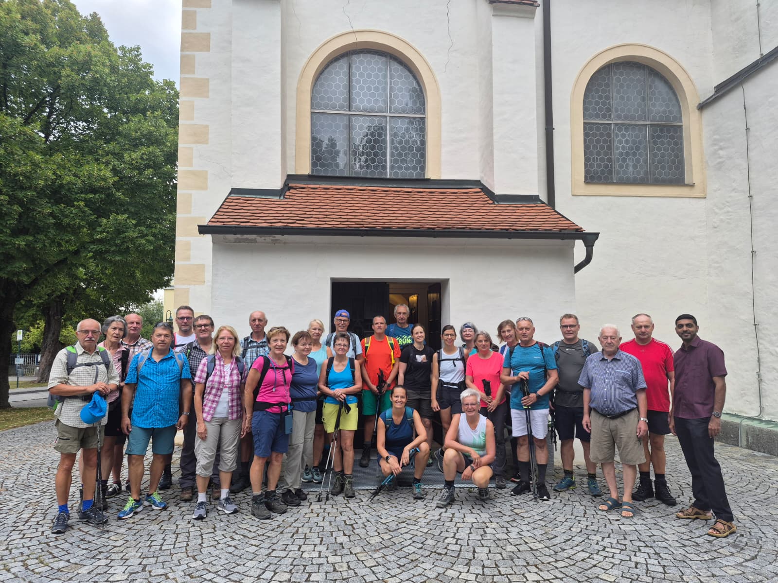 Die Wandergruppe vor der Pfarrkirche Markersdorf mit Kaplan Sojan Thomas, der vor dem Abmarsch den Wallfahrts-Segen spendete.
