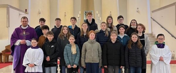 foto-vorstellungsmesse-gruppe-mit-kaplan-georg-600x250-crop-50-50.jpg